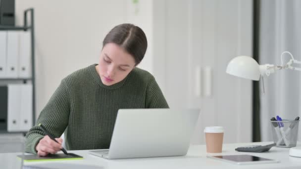 Młoda kobieta z laptopem Projektowanie na tablecie — Wideo stockowe