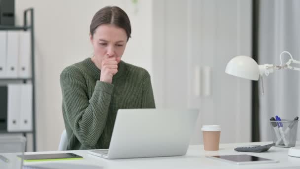 Mujer joven con tos en el ordenador portátil — Vídeo de stock