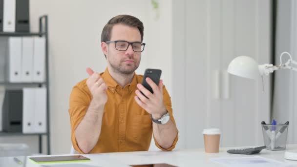 Jovem comemorando o sucesso no Smartphone — Vídeo de Stock