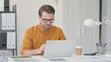 Genç Adam dizüstü bilgisayarını ofiste kaybediyor. 