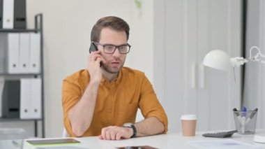 Akıllı telefondan konuşan genç adam. 