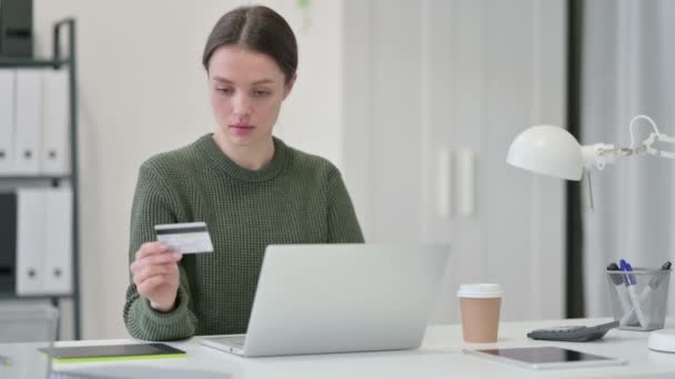 Junge Frau scheitert beim Online-Shopping am Laptop — Stockvideo