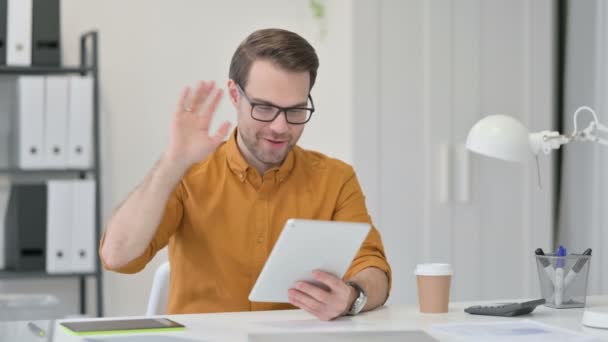 Videollamada en Tablet por Young Man — Vídeos de Stock