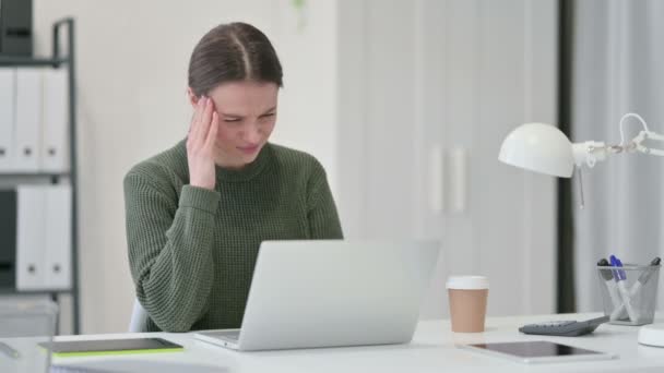 Dizüstü bilgisayarı olan genç kadın baş ağrısı çekiyor. — Stok video