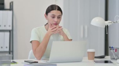 Çalışırken Düşünen Genç Latin Kadın