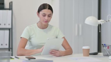 Tablette Başarıyı Kutlayan Genç Latin Kadın 