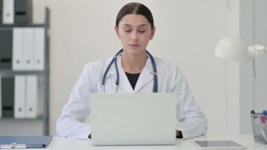 Laptop 'ta Çalışan Kadın Doktor 