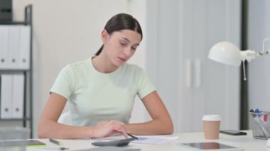 Belgeler Üzerinde Çalışmak İçin Kadın Hesaplayıcı Kullanıyor