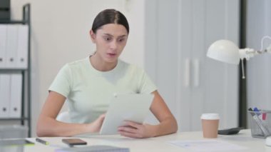 Tabletteki Genç Latin Kadın Kaybına Tepki Veriyor