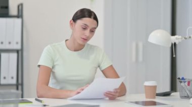 Heyecanlı Genç Latin Kadın Belgeleri Okuduktan sonra Kutluyor