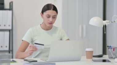 Çevrimiçi Ödeme Başarısızlığından Üzgün Genç Latin Kadın