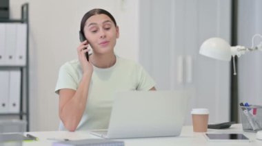 İş yerinde Genç Latin Kadın Konuşuyor