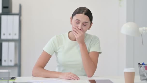 Doente tosse Jovem latina no escritório — Vídeo de Stock