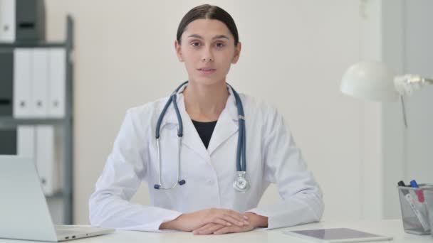 Het ontkennen van vrouwelijke dokter zwaaiende vinger als No — Stockvideo