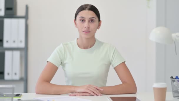 Rifiuto della giovane donna latina che scuote la testa per no in ufficio — Video Stock