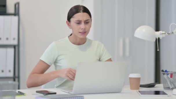 Mujer latina joven con portátil con dolor de espalda — Vídeos de Stock