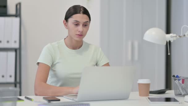 Junge Latino-Frau mit Laptop lächelt in Kamera — Stockvideo