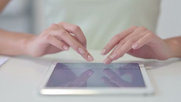 Gros plan sur la dactylographie des mains féminines sur tablette — Video