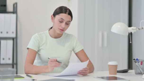 若いラテン語の女性は仕事で文書を読む — ストック動画