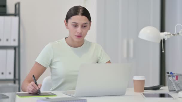 Jonge Latijnse vrouw met behulp van grafische tablet voor het maken van ontwerp — Stockvideo