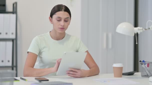 Giovane donna latina che utilizza Tablet sul lavoro — Video Stock