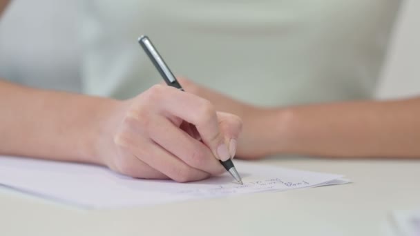 Escritura de mano femenina en papel, de cerca — Vídeos de Stock