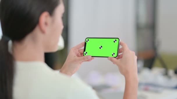 Segurando Smartphone Horizontal com tela chave Chroma verde — Vídeo de Stock
