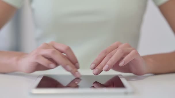 Mãos femininas usando tablet, digitando — Vídeo de Stock
