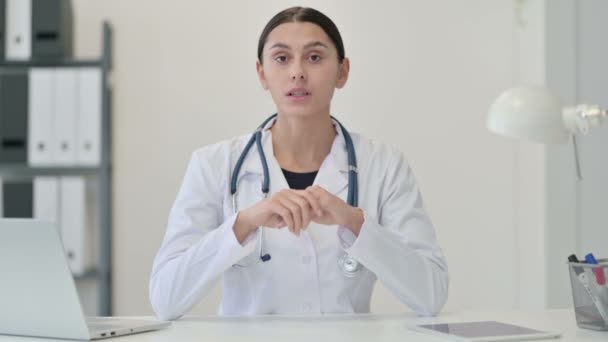Женщина-доктор разговаривает с пациенткой в видеочате — стоковое видео