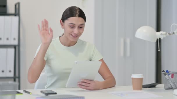 Video Chat su Tablet di una donna di razza mista al lavoro — Video Stock