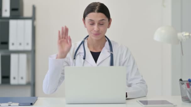 Doctora Hablando en Video Chat en Laptop — Vídeos de Stock