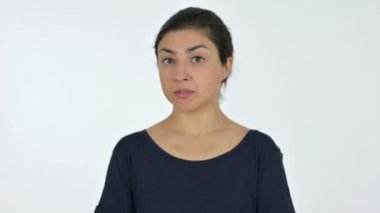 Genç Hintli Kadın Kolları Çapraz İşaret Yok, Beyaz Arkaplan 