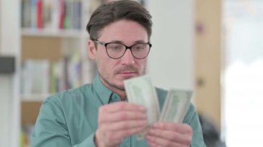 Orta Yaşlı Adam Dolar Sayıyor 