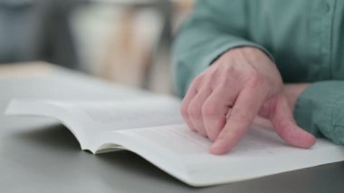 Bir Kitap Okuyan İnsanın Elleri 'ne Yaklaş 