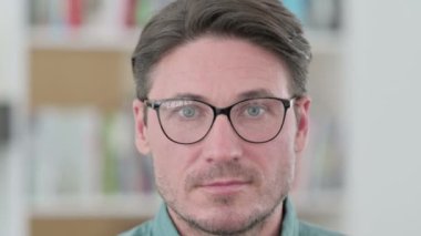 Orta yaşlı adamın yüzüne yakın çekim