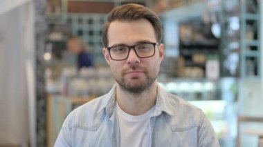 Kameraya bakan genç adamın portresi. 