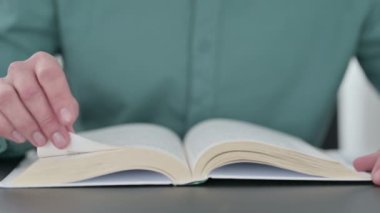 Kitabın Dönen Sayfalarını Kapat