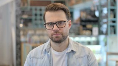 Kafede Üzgün Genç Adam 'ın Portresi