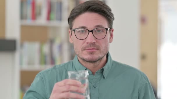 Mann mittleren Alters trinkt Wasser — Stockvideo
