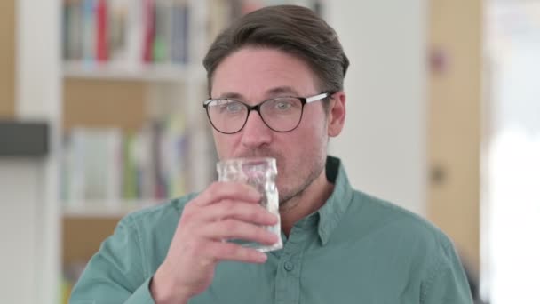 Hombre de mediana edad que tiene dolor de muelas mientras bebe agua — Vídeo de stock