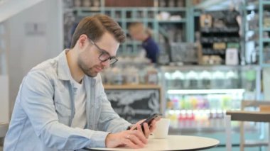 Yaratıcı Adam Akıllı Telefondaki Kayıplara Tepki Veriyor