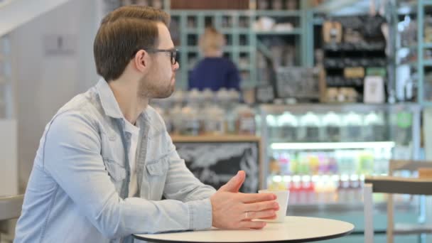Hombre creativo ansioso revisando el tiempo mientras espera en el café — Vídeo de stock