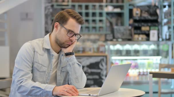 Homem criativo com laptop tomando sesta no café — Vídeo de Stock