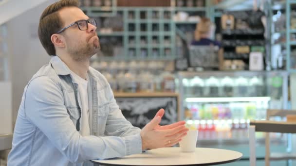 Hombre creativo decepcionado sintiéndose preocupado en Café — Vídeos de Stock