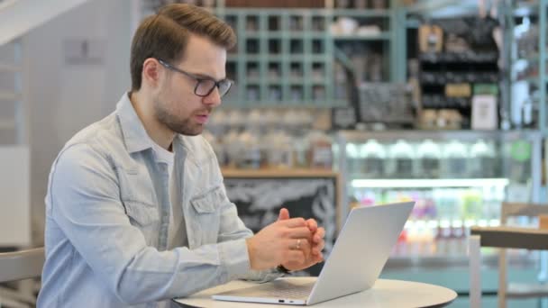 Kreativer Mann bei der Arbeit am Laptop geschockt — Stockvideo