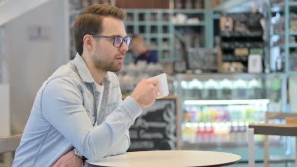 Relajado hombre creativo tomando café en el café — Vídeo de stock