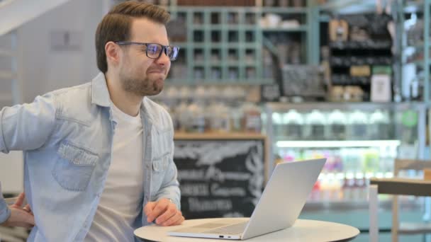 Creative Man mając ból pleców podczas pracy na laptopie — Wideo stockowe