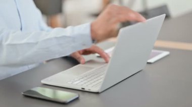Laptop, Tablet ve Smartphone kullanan Afrikalı Adam Zamanı