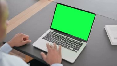 Yeşil Krom Anahtarlı Laptop kullanan Afrikalı Adam