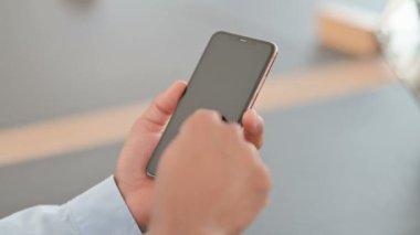 Akıllı telefon kullanan Afrikalı adam, Arka Görünüm 